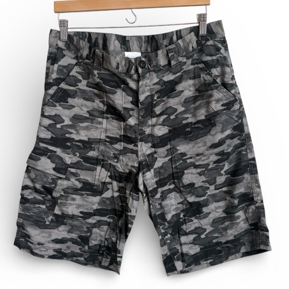 Columbia Other - Columbia Men's Omni Shade camo Cargo Shorts Size 34